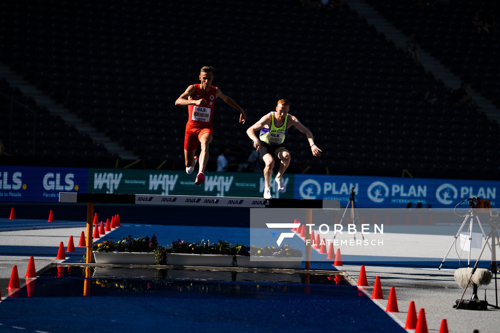 Karl Bebendorf (Dresdner SC 1898) und Frederik Ruppert (SC Myhl LA) ueber 3000m Hindernis waehrend der deutschen Leichtathletik-Meisterschaften im Olympiastadion am 26.06.2022 in Berlin